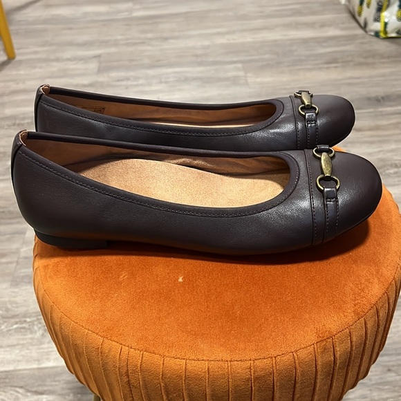 Vionic Delanie Flats - Picture 3 of 11